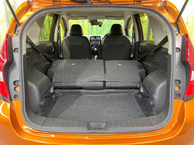 後席を格納すると、これだけの広さが！シーンに合わせたシートアレンジで、大きな荷物も積むことが出来ます♪