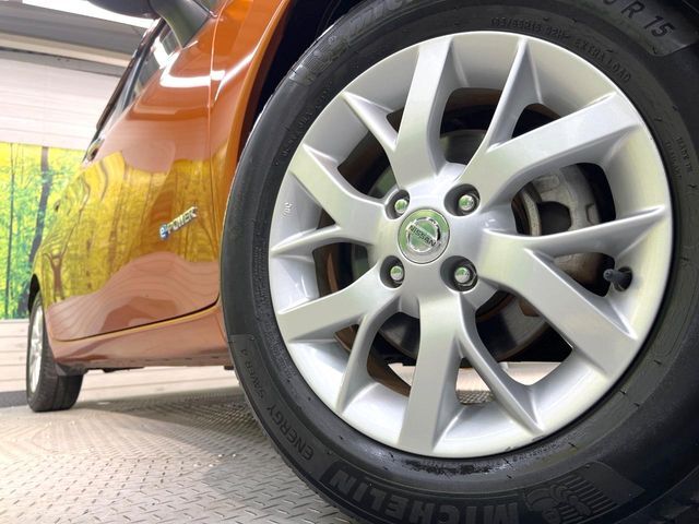【純正15インチアルミホイール】外観にマッチした純正アルミホイールを装着しております。各種社外アルミホイールや、スタッドレスタイヤも取扱いしております。是非ご相談ください♪