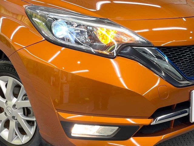 【LEDヘッドライト】悪天候や夜間走行時も良好な視界を確保し安心して運転できる高輝度LEDヘッドライトを装備！点灯速度が早く、消費電力も抑えられています。