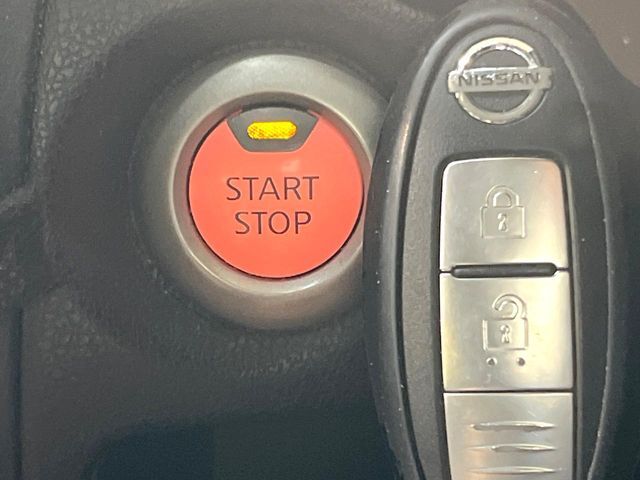 【インテリジェントキー】カバンやポケットに入れたままでもドアの施錠・解錠が可能なスマートキーを装備。エンジンのオン・オフ時もカギを取り出す必要が無いからとっても便利です♪