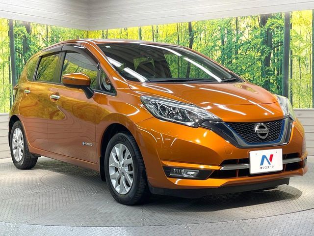 高透明度のガラス皮膜で撥水はもちろん、上質なツヤ・光沢を実現。紫外線や酸性雨から大切な愛車を保護し、色あせ・劣化を防止。「弾スプラッシュコート」、「弾プリミッサコート」からお選びいただけます。