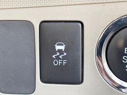 【横滑り防止装置】車両の横滑りを感知すると、自動的に車両の進行方向を保つように車両を制御します。雨の日など滑りやすい路面状況でも安全な運転が可能です。