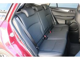 ゲストも寛げるリヤシートはリクライニング機能付き