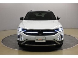 LEDヘッドライト。日中の自然光に近いLEDの光が、より明るく夜道を照らしドライバーの疲労を減らします。