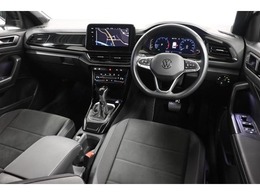 人を中心とした機能的なインテリア。フォルクスワーゲン車は、使いやすさと、視界の良さにもこだわっています。