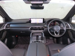 【運転席インテリアデザイン】左右対称のインテリアデザインでドライバーを包み込み運転に集中できるように設計されています。