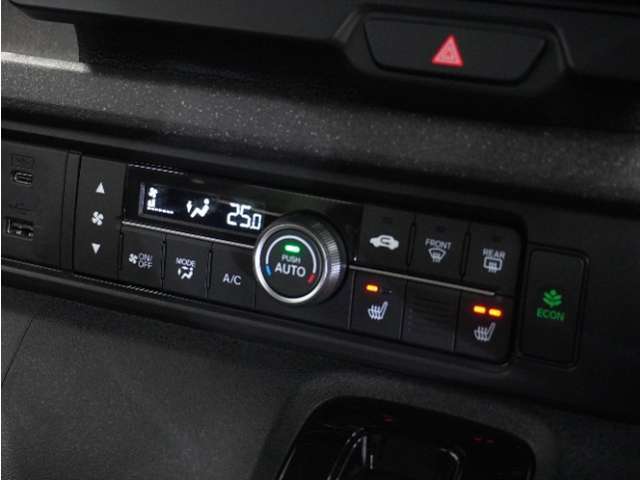 【オートエアコン】温度を設定すれば自動で快適な車内温度を保ちます。エアコン内部の高性能脱臭フィルターで車内のアレルゲンや花粉を除去。