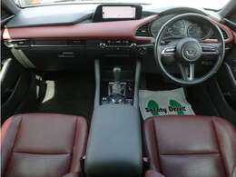 すっきりとしたMAZDA3ファストバックらしいデザインのダッシュ回り！フロントビューの視認性もよく運転しやすいと思います★