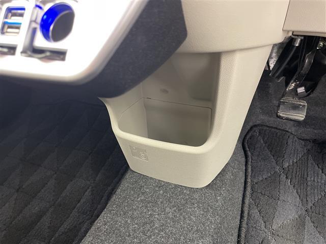 【フロアマット】車内を綺麗に保つのには必須のアイテムです。当店ではフカフカな新品マットも絶賛取り扱い中！ぜひご相談くださいませ。