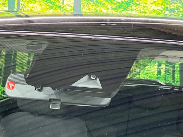 【エマージェンシーブレーキ】走行中に前方の車両等を認識し、衝突しそうな時は警報とブレーキで衝突回避と被害軽減をアシスト。より安全にドライブをお楽しみいただけます。