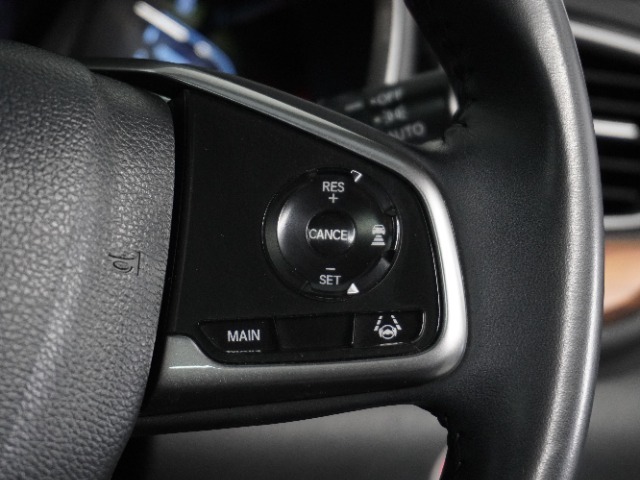 【Honda SENSING】 カメラ等装置で精度の高い検知能力を発揮、安全運転を支援します。ステアリング上のコントローラーに注目！