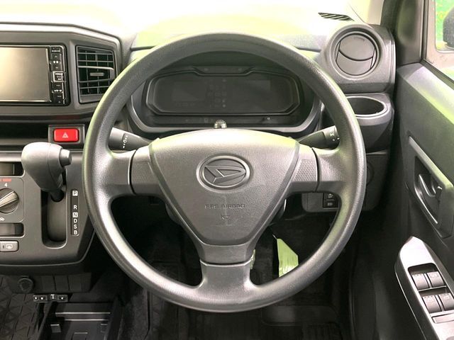 インテリアに合わせたデザインのステアリングは、運転される方のことも考え、運転しやすい形状、大きさです。是非一度、実際に触ってお確かめください。