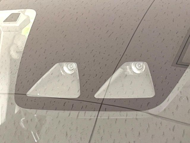 【スマートアシスト】走行中に前方の車両等を認識し、衝突しそうな時は警報とブレーキで衝突回避と被害軽減をアシスト。より安全にドライブをお楽しみいただけます。