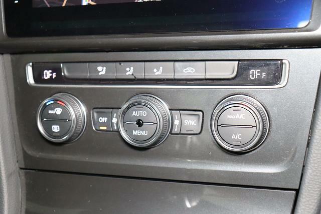 運転席と助手席の室温設定が別々にできるオートエアコン。空調設定は操作しやすいダイヤル式です。