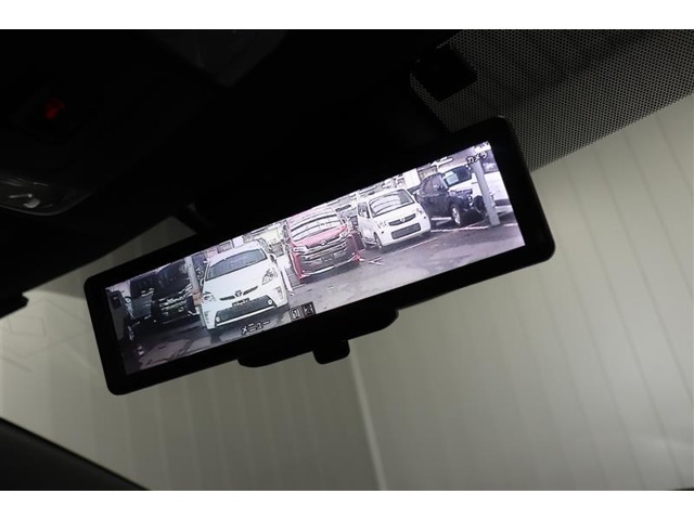 電子（デジタル）インナーミラーは、リアガラスに取り付けられたカメラの映像を映すことで、荷物を積んでいても人が乗っていても視界を遮られることなく後方の確認が出来ます。