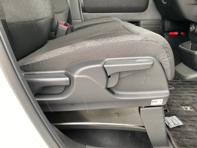 ゆったり・しっかり座れるシートに運転席は高さ調節可能なハイアジャスター付き！シート位置の前後と高さ・ハンドル上下調節で自分に合った最適なポジションを見つけることができます！！