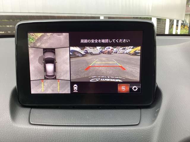 【360°ビューモニター】　　とても分かりやすい、クルマの上から見下ろしたような映像で、駐車サポートをしてくれます。