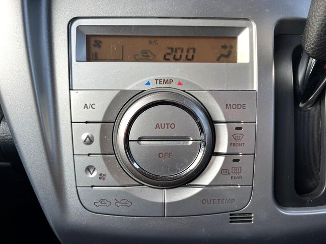 【オートエアコン】一度お好みの温度に設定すれば、車内の温度を検知し風量や温度を自動で調整。暑い…寒い…と何度もスイッチ操作をする必要はありません。快適な車内空間には必須の機能ですね♪