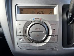 【オートエアコン】一度お好みの温度に設定すれば、車内の温度を検知し風量や温度を自動で調整。暑い…寒い…と何度もスイッチ操作をする必要はありません。快適な車内空間には必須の機能ですね♪
