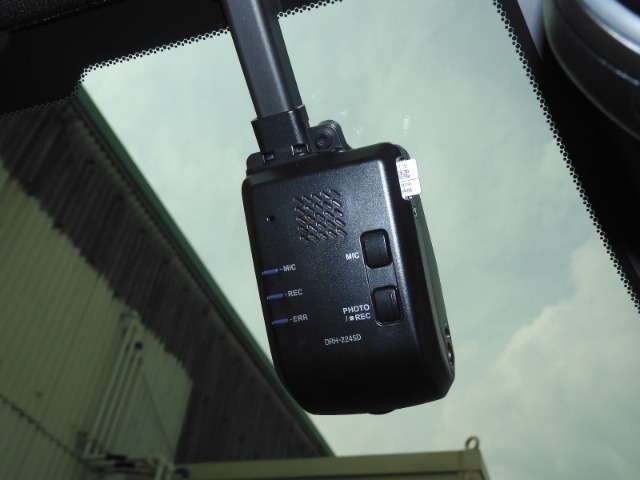 ◆ドライブレコーダー◆映像・音声などを記録する自動車用の装置です。　もしもの事故の際の記録はもちろん、旅行の際の思い出としてドライブの映像を楽しむことができます。