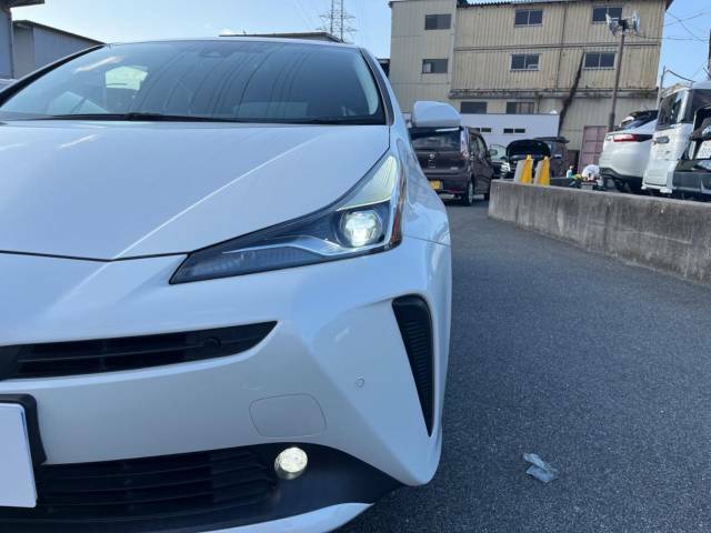 【LEDヘッドライト】悪天候や夜間走行時も良好な視界を確保し安心して運転できる高輝度LEDヘッドライトを装備！点灯速度が早く、消費電力も抑えられています。