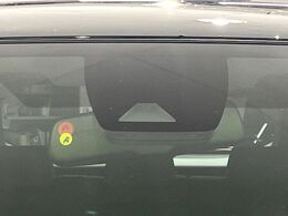 【プリクラッシュセーフティ】前方の車両等を検知し、衝突しそうな時は警報で注意を促し、ブレーキを踏む力をサポート。ブレーキを踏めなかった場合は衝突被害軽減ブレーキが作動、衝突回避をサポートします。