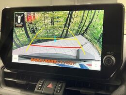 【バックカメラ】駐車時に後方がリアルタイム映像で確認できます。大型商業施設や立体駐車場での駐車時や、夜間のバック時に大活躍！運転スキルに関わらず、今や必須となった装備のひとつです！