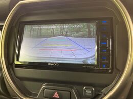 【バックカメラ】駐車時に後方がリアルタイム映像で確認できます。大型商業施設や立体駐車場での駐車時や、夜間のバック時に大活躍！運転スキルに関わらず、今や必須となった装備のひとつです！