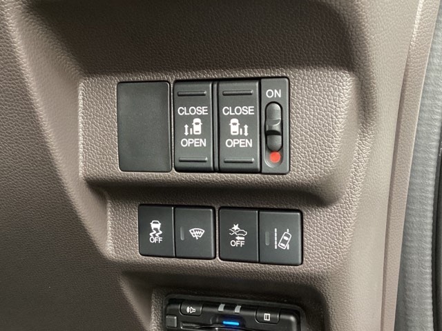 両側電動スライドドアは運転席から操作ができるよう、操作スイッチが付いています。Hondaセンシング用のVSA（ABS＋TCS＋横滑り抑制）解除とレーンキープアシストシステムなどのメインスイッチも装備。