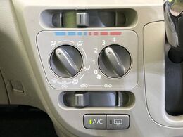 寒い冬も暑い夏も全席に快適な空調を届けてくれる、ダイヤル式エアコンを装備♪