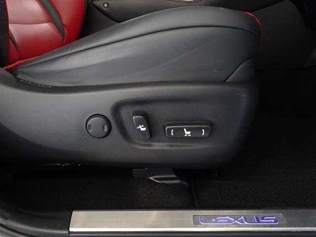 パワーシート搭載。微妙な調整が手軽にでき、ピッタリのポジションで運転することが可能です。
