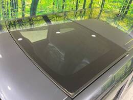 【ガラスルーフ】ガラスルーフ搭載で車内の解放感が一気にアップ！開放的なドライブをお楽しみいただけます。