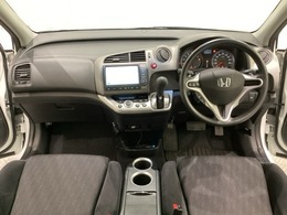車内は光触媒抗菌消臭施工済です。スタイリッシュなデザインでスポーティなインパネ周りを演出します。グローブボックスやカップホルダーのほかにトレーなどたくさんの収納スペースが付いています。