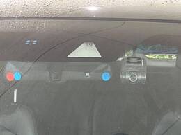 【ホンダセンシング】走行中に前方の車両等を認識し、衝突しそうな時は警報とブレーキで衝突回避と被害軽減をアシスト。より安全にドライブをお楽しみいただけます。