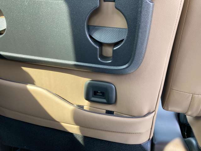 後部座席用USB充電ソケット装備