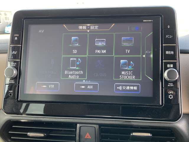 地図機能はもちろん、Bluetoothミュージック、SD録音再生、FMAMラジオ、地デジTV、DVD再生機能が付いた日産純正9インチナビゲーション。