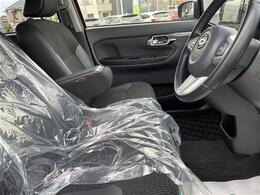 【運転席】座り心地が良いシートなので長時間の運転でも快適にお過ごしいただけます。新品のフロアマットのご注文も可能です。掲載箇所以外にご希望の写真がございましたらお気軽にお問い合わせ下さい。