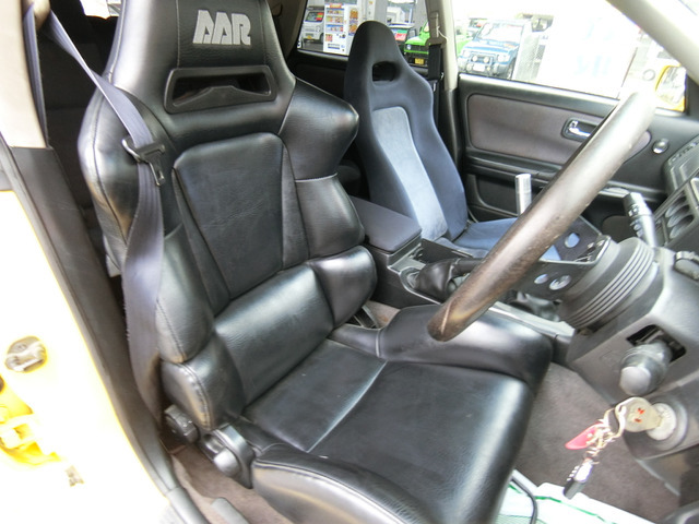 運転席はAARのセミバケットシートになっていますフル装備HID・ABS・CD再生・キーレス・ETC・フォグ・オートエアコンなど嬉しい装備です。