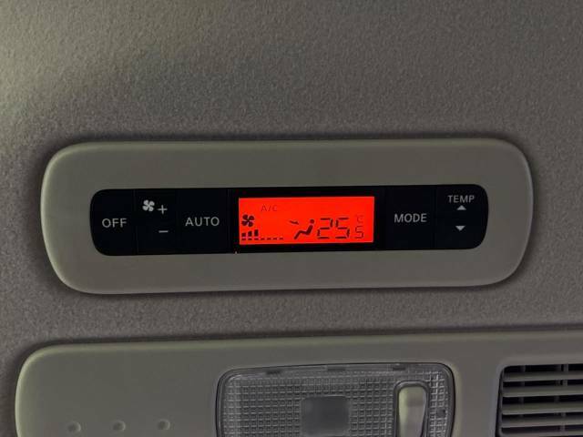 【リアオートエアコン】広い後部座席には必須の機能！風量や温度を自動で調整し前席と同様な車内環境にしてくれるリアオートエアコンを装備。夏の暑さも冬の寒さもストレスなく快適にお過ごしいただけます♪