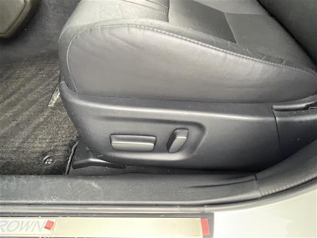【運転席】座り心地が良いシートなので長時間の運転でも快適にお過ごしいただけます。新品のフロアマットのご注文も可能です。掲載箇所以外にご希望の写真がございましたらお気軽にお問い合わせ下さい。