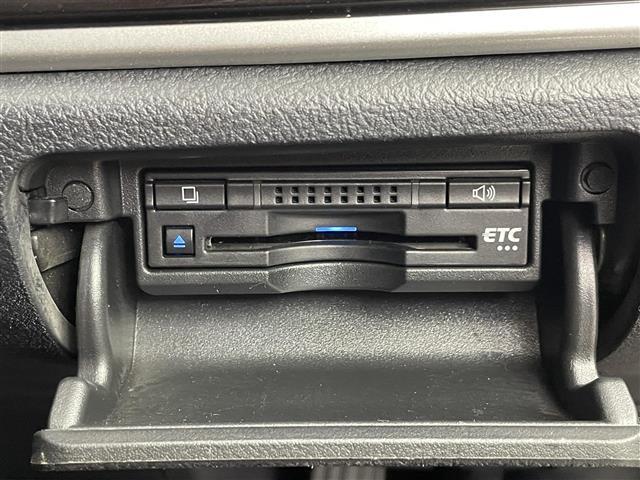 【ETC】有料道路を利用する際に料金所で停止することなく通過できる、ETC車載器（ノンストップ自動料金収受システム機器）が装備されています。セットアップを行うことで利用可能になります。