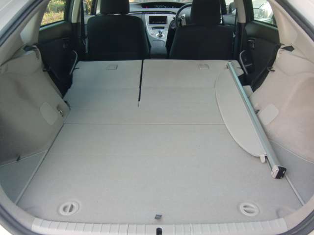 後席シートを倒せば大きなお荷物も載せれます！