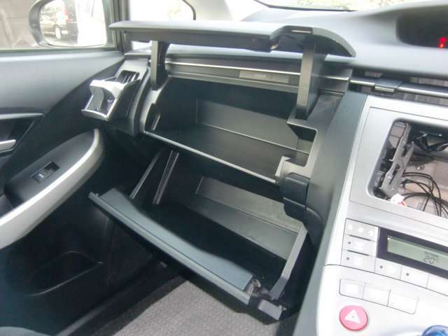 上下にグローブボックスがあり、車検証入れ等お荷物を沢山収納できます！