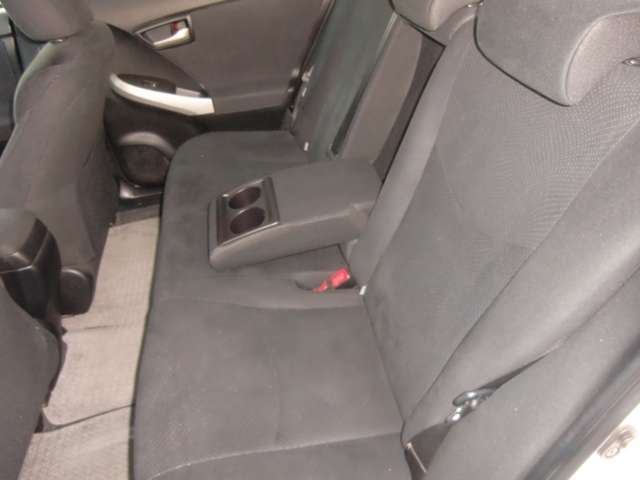 可動式アームレストを倒せば、二つのドリンクホルダーが使えます！