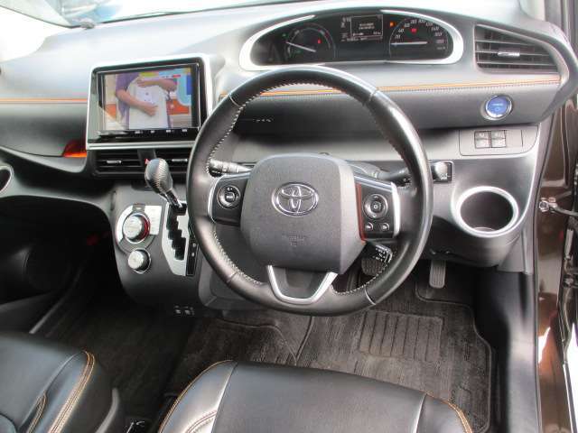 オートエアコン付きですので、運転に集中したまま温度調節が可能です。こうゆう細かな装備が想像以上に重宝します。