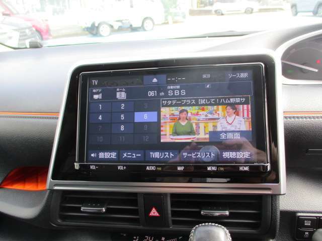 純正9インチSDナビを装着しておりTVフルセグ　DVD再生　BTオーディオ対応などAVスペックが多彩です。