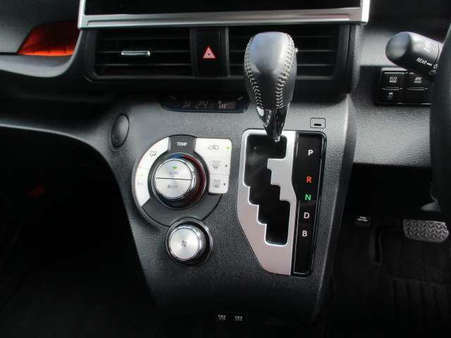 オートエアコン付きですので、運転に集中したまま温度調節が可能です。こうゆう細かな装備が想像以上に重宝します。