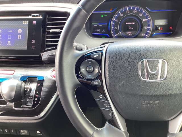 便利なステアリングスイッチも装備！運転中のオーディオ操作も安心です☆彡
