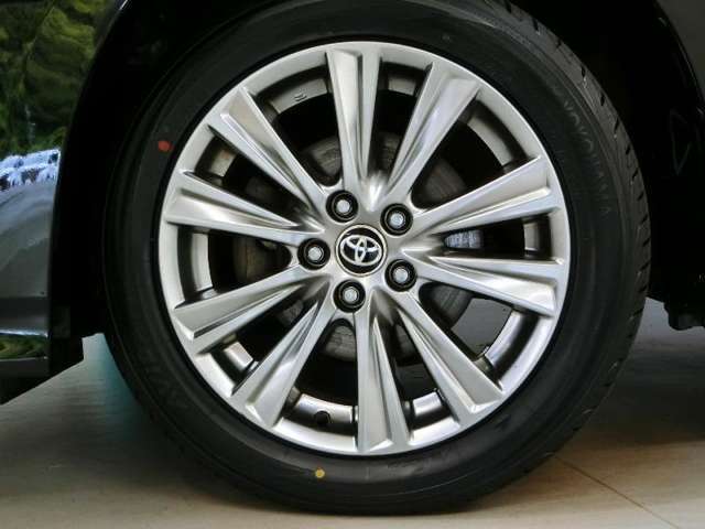 車のデザインにマッチした純正アルミホイール