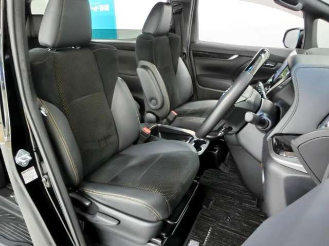 運転席シートです。フィット感が有り座り心地の良いシートです。